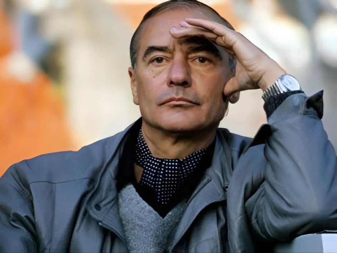 Csernai Pál în palton, cu mâna ridicată la frunte, privind în depărtare.